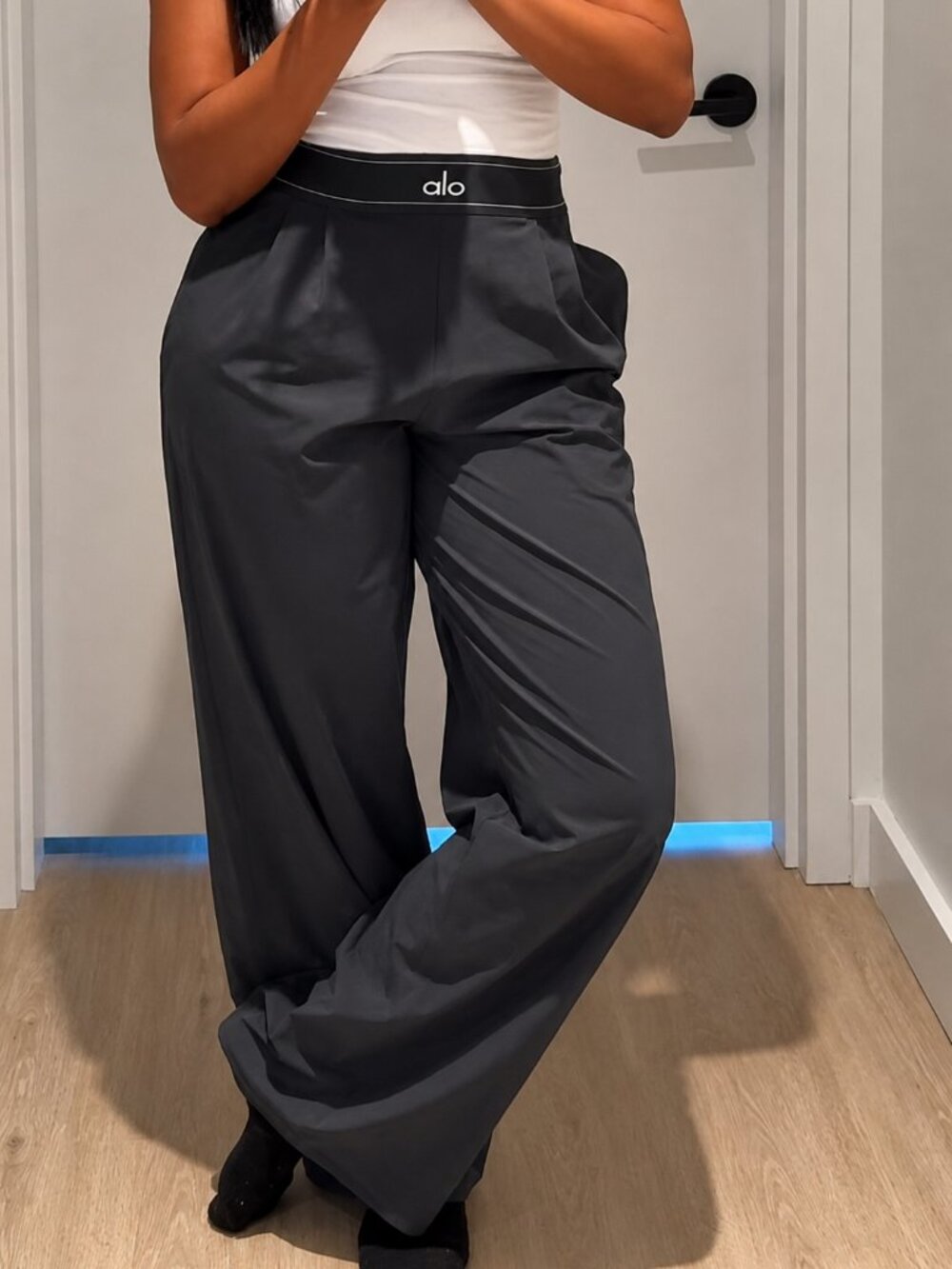 NWT  👖 Alo Yoga Suit Up Pants Anthracite Grey Wide Leg Pants 💕 30” Inseam - Picture 2 of 9